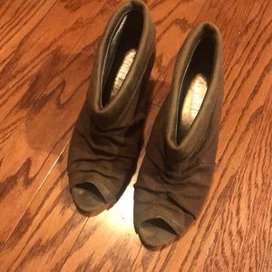 Daniblack peep with staked heel. Size 9